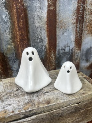 Vitt spöke i porslin att dekorera med Halloween 