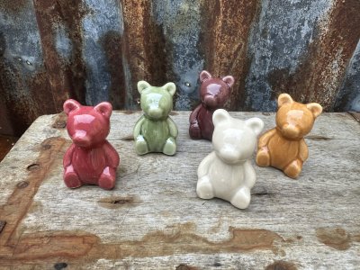 Söt nalle i porslin att dekorera med 