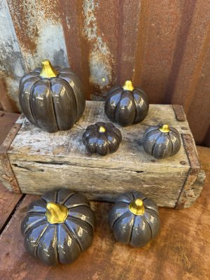 Pumpa i keramik i mörkgrå nyans