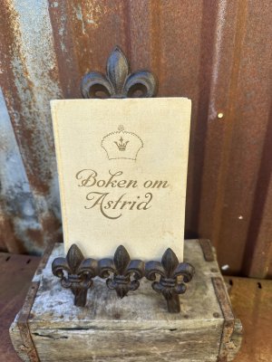 Kokboksstöd bokstöd i järn med franska liljor