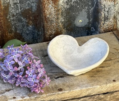 Skålformat hjärta i betong. I fat / skål modell som passar att ställa ett värmeljus i eller lägga smycken, snäckor eller liknand