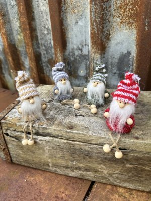 Söt mindre tomte med stickade kläder