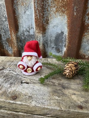 Mindre söt tomte med stickade kläder