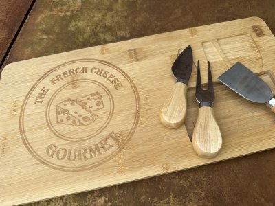 Skärbräda ost i bambu med tillhörande ost knivar 