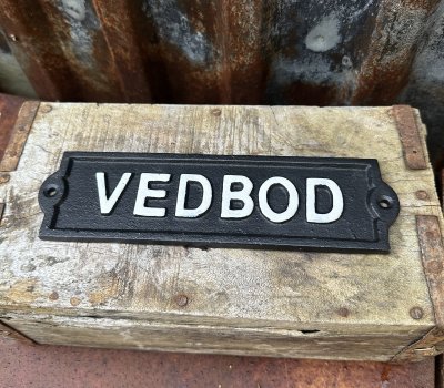 Skylt VEDBOD i järn