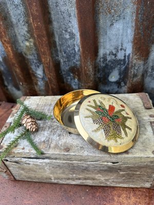 Vacker guld färgad ask med jul motiv