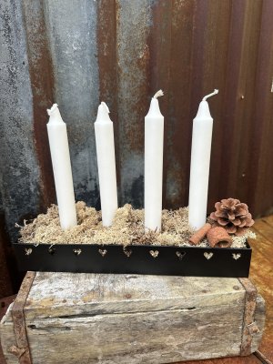 Klassisk svart adventsljusstake i plåt med hjärtan