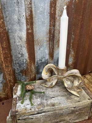 Större stående rosett ljusstake i guld nyans