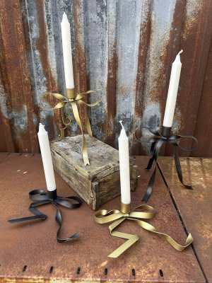 Vacker och elegant rosett ljusstake i metall