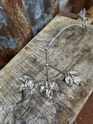 Vacker och elegant mistel i silver med diamant inslag 