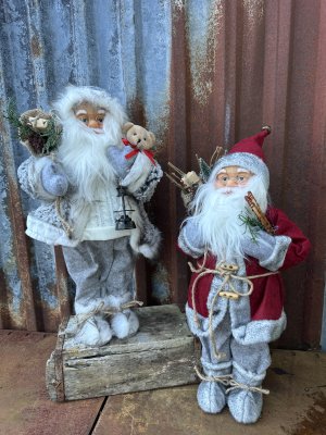 Stor fin tomte med pälskappa och luva med bjällra