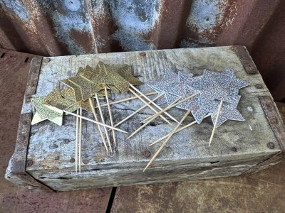 Partypinnar med glittrande stjärnor för snittar och plockmat