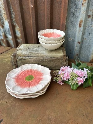 Blomformat rosa porslin med sommar känsla