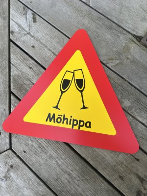 Rolig skylt varning för möhippan och svensexan 