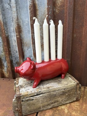 Röd gris för ljus Adventsljusstake