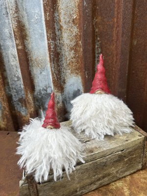 Tomte med stor yvigt vitt skägg