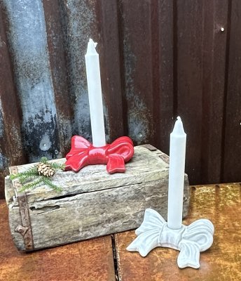 Rosett ljusstake i rött och vitt porslin 