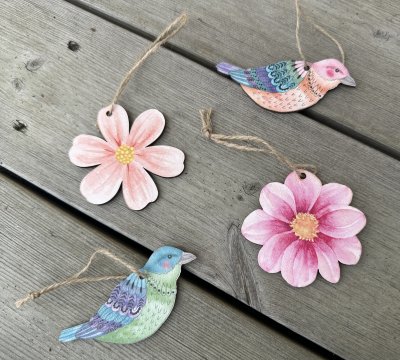 Hänge, tags skylt i trä fåglar och blommor