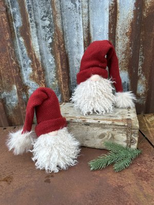 Tomte Trulls med yvigt skägg och stickad röd luva 
