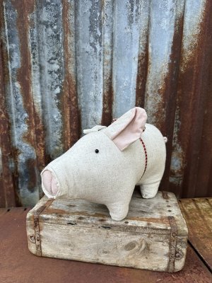 Elsa julgris i nostalgi modell linne beige med band 