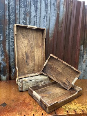 Natur bricka i mörkt trä med flätade handtag 