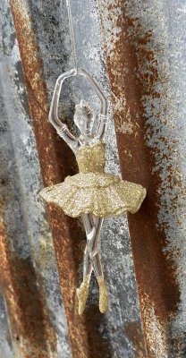 Vacker och elegant ballerina i glitter guld. Med snöre upptill så man tex kan hänga den i julgranen som julgranspynt eller i ett
