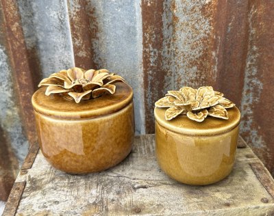 Vacker ask med blomma i keramik