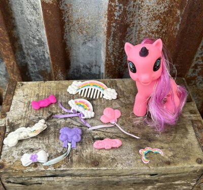 Rosa lek häst / ponny / enhörning med regnbåge