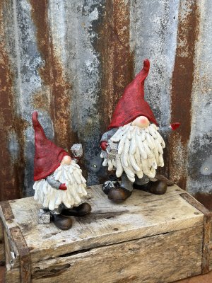 Söt och fin tomte med stort vitt skägg, röd luva och silver paket. Finns i två storlekar -Högre -Lägre Detaljrika och välarbe