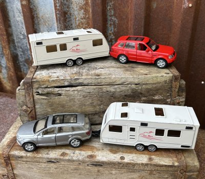 Leksaksbil med husvagn