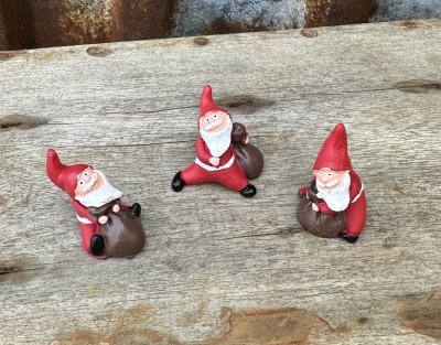 Liten Tomte med julklappssäck