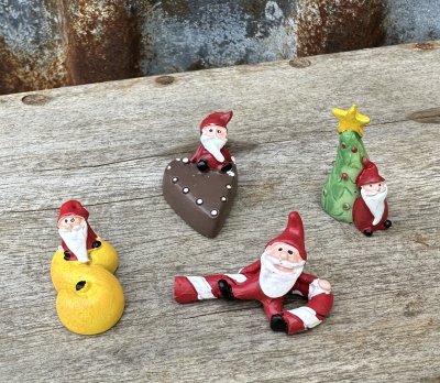 Små jultomtar med julgran, lussekatt, polkagris och pepparkaka