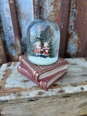 Snöglob på bokhög i rött och guld