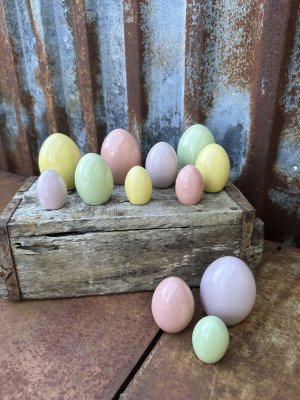 Färgglada ägg / påskägg i porslin att dekorera med 