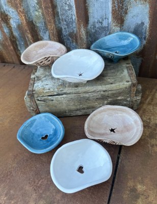 Spansk handgjord skål på tassar med vackert mönster