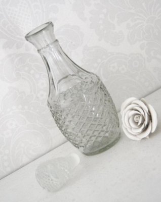 Vacker gammeldags glasflaska/karaff med sk ”Harlequin” mönster runt om. Finns i två olika storlekar