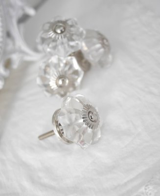 Vacker och elegant glas knopp i veckad modell med silver färgad metall krage samt stomme. I greppvänlig modell och vacker kvalit