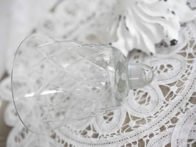 Glasklocka med gammeldags ristat rutigt mönster runt om att ha som komplement  till ljusstaken / ljuskronan . Sätt klockan där d