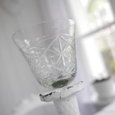 Glasklocka med gammeldags ristat mönster runt om att ha som komplement  till ljusstaken / ljuskronan . Sätt klockan där du norma