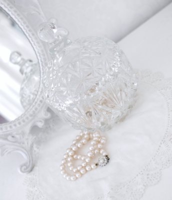 Vacker och elegant rund glasskål i diamant modell. Vackert dekorerad med mönster rund om och vacker lock med rund knopp. Skålen