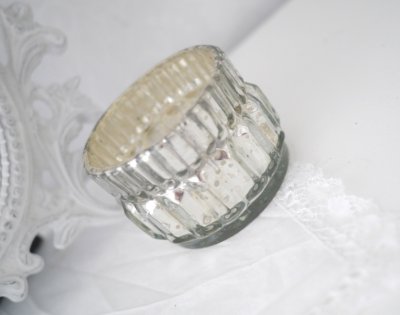 Glasskål / ljusglas i fattigmanssilver i rund modell med vackert veckat mönster runt om. I kraftigare glas som släpper igenom lj