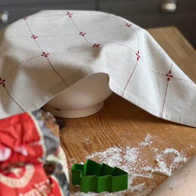 Kökshandduk Mia i linne chambray och röda inslag 