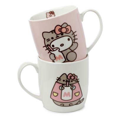 Porslins kopp Hello Kitty med motiv. Finns i två modeller -Rosa -Vit Med öra och motiv på insidan och utsidan.  Höjd 9cm Bredd 1