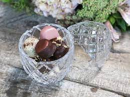Ägg i glas delbart i gammeldags stil med mönster i glaset. Att ha godis , smycken eller annat gott och vackert i. Eller ge bort