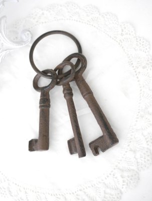 Vacker dekorerade nycklar i nyckelknippa tre stycken i järn rost bruna. Vackert att dekorera med i gammeldags stil. Nycklarna hä