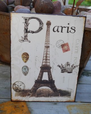 Vacker Fransk plåt skylt med text PARIS  och motiv.  Designad i gammeldags stil med fabriks slitna inslag . Går i varma nyanser