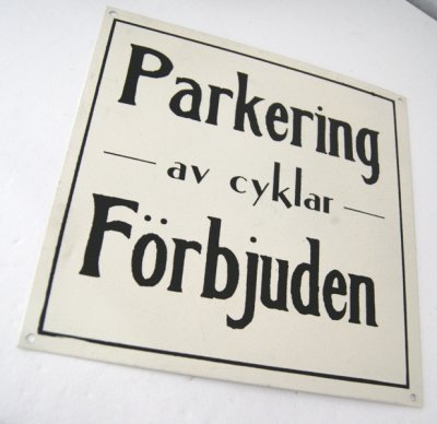 Gammeldags designad  plåt skylt i nostalgi stil med tex Parkering av cyklar förbjuden. Cream vit med svart text. I lätt ruffig s