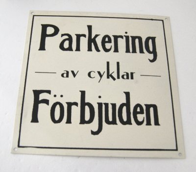 Gammeldags designad  plåt skylt i nostalgi stil med tex Parkering av cyklar förbjuden. Cream vit med svart text. I lätt ruffig s