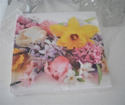 Vackra servetter med vår och påsk blommor i milda mjuka nyanser av bla gult  lila och rosa.   33cm * 33cm 3-lager  20 per paket