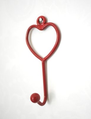 Röd krok modell hjärta. Passande i tex barnrummet hallen eller badrummet I metall från Madam Stoltz.